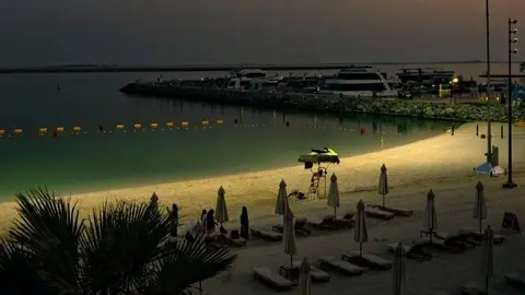 Perspectiva de la playa nocturna de Abu Dhabi. (X)