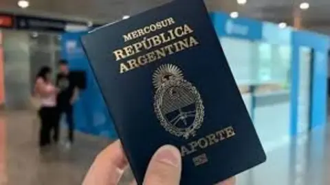 Los solicitantes aprobados reciben la ciudadanía argentina junto con un número de identificación tributaria (CUIT), lo que les permite realizar actividades económicas legales en el país, y pueden conservar la doble ciudadanía. (Fuente externa)