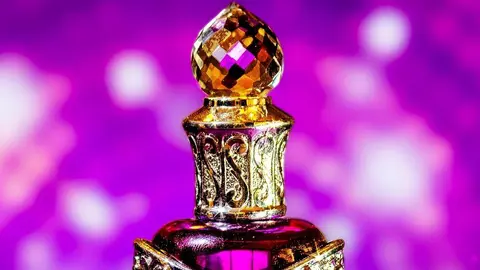 Los zocos de perfumes de Dubái impactan con sus frascos de cristal tallado y botellas doradas que parecen joyas. (Fuente externa)