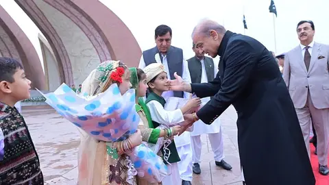 El primer ministro de Pakistán saluda a varios niños durante la celebración del 78º aniversario de la independencia. (X)