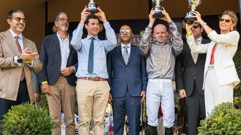 Entrega de trofeso de la carrera Copa del Presidente de EAU celebrada en el hipódromo de San Sebastián. (WAM)