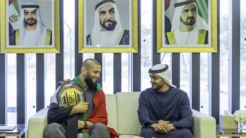 El campeón junto al jeque Zayed. (WAM)
