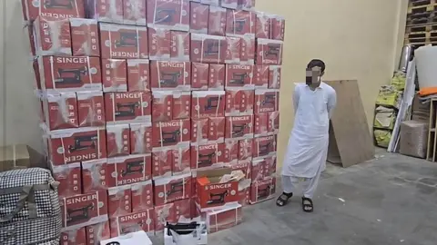 Uno de los detenidos con los productos confiscados. (WAM)