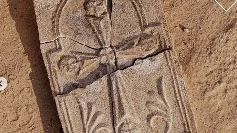 La cruz cristiana descubierta en Abu Dhabi. (Instagram)