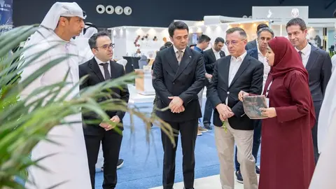 Embajadores durante su visita al Festival del Dátil de Liwa. (WAM)