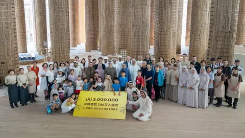 El equipo del pabellón de Emiratos Árabes ha celebrado el hito interactuando con los visitantes y recordando el recorrido realizado hasta ahora. (WAM)