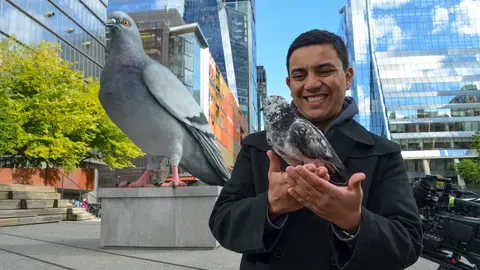 Iván Argote, con la colosal escultura 'Dinosaurio' a sus espaldas. (Fuente externa)