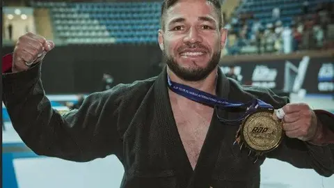 El colombiano Willy Fernández con la medalla de oro conseguida. (Cedida)