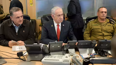 El primer ministro de Israel, Benjamin Netanyahu, y el ministro de Defensa, Israel Katz, supervisando la operación militar desde un búnker de comando. (Fuente externa)