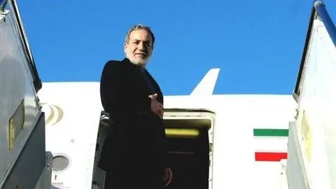 El ministro de Exteriores de Irán, Abás Araqchí, en el momento de subir al avión para partir rumbo a Yeda. (IRNA)