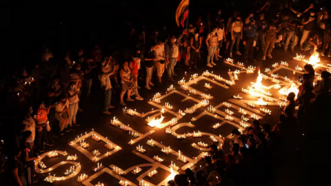 Centenares de personas se congregaron este domingo en Cali, Colombia, para llevar a cabo un ‘velatón’ en memoria de los seis civiles que perdieron la vida en el atentado con un camión bomba ocurrido el jueves pasado. (El Espectador)