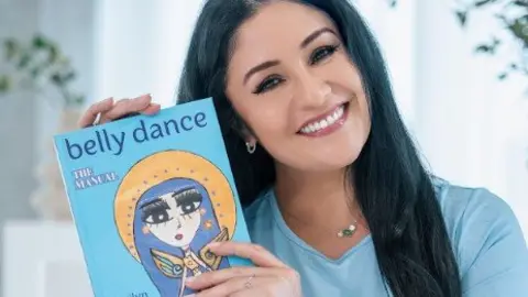 La bailarina argentina junto a un ejemplar de su libro. (Cedida)