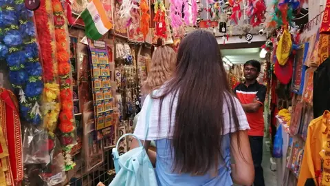 Turistas en un zoco de Dubai. (EL CORREO)