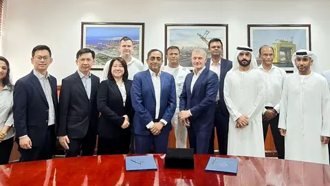 Representantes de las empresas participantes en el contrato. (WAM)