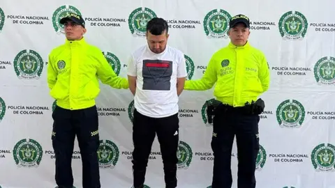 La Policía Nacional de Colombia difundió esta imagen del cabecilla de la banda detenido.