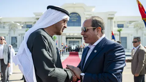 El presidente de Emiratos Árabes Unidos, el jeque Mohamed bin Zayed Al Nahyan, saluda al presidente egipcio, Abdel Fattah El-Sisi. (WAM)