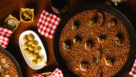 Lola ofrece exquisitas paellas.