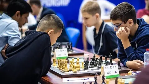 Un momento de la partida entre el  argentino y el ruso. (@fujairahchessclub)