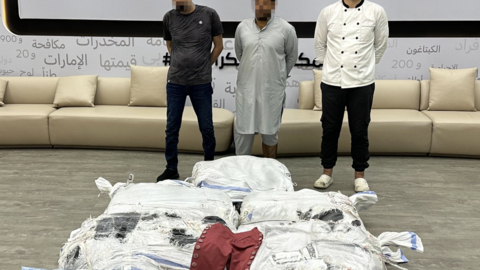 Los detendios junto a la droga oculta en botones de ropa. (X)