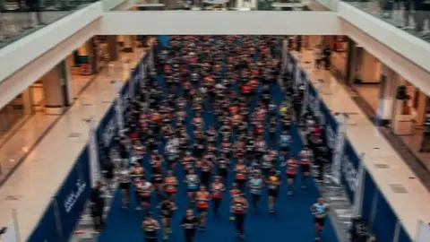 Perspectiva de corredores en el Dubai Hills Mall. (Instagram)