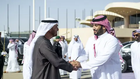 El presidente de EAU es recibido en Riad por el príncipe saudí. (WAM)