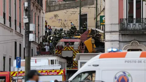 El descarrilamiento del Ascensor de Gloria, uno de los principales funiculares turísticos de Lisboa, ha generado consternación generalizada. (@XHespanol)