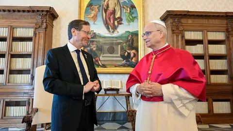 El presidente de Israel -izquierda- durante su reunión con el Papa León XIV en el Vaticano. (TVE)