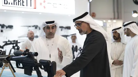 El jeque Khaled bin Mohamed bin Zayed Al Nahyan, príncipe heredero de Abu Dabi y presidente del Consejo Ejecutivo del emirato, durante su visita a la 22ª Exposición Internacional de Caza y Ecuestre de Abu Dhabi. (WAM)