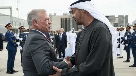 El presidente de Emiratos saluda al rey de Jordania en Abu Dhabi. (WAM)