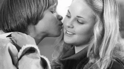 Lance Kerwin besa a Melissa Sue Anderson.