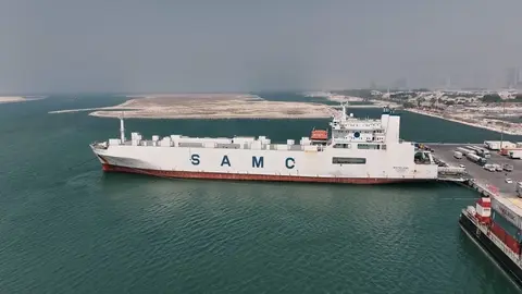 Barco de Emiratos con ayuda para Afganistán. (WAM)