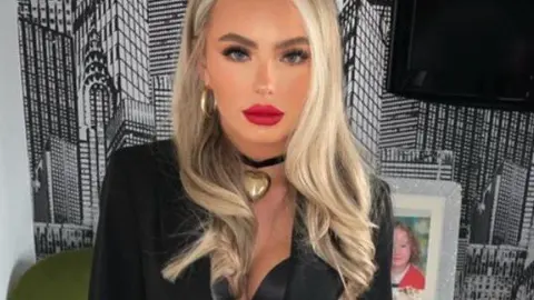 La joven en una imagen de Facebook.