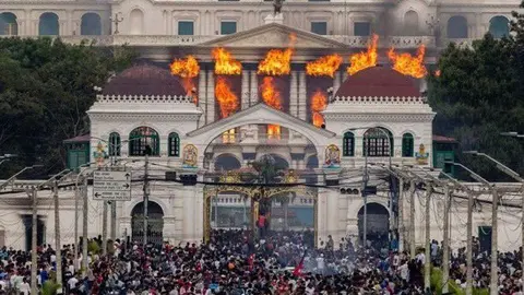 Las revueltas en Nepal han dejado  al menos 31 muertos, además de más de 15.000 reclusos fugados de diversas prisiones. /X)