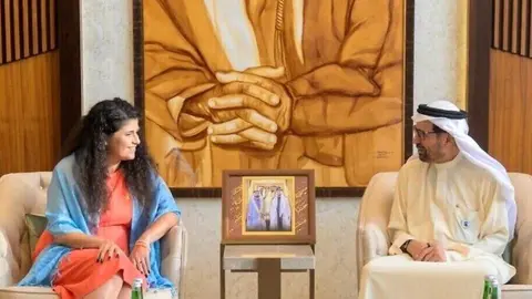 La viceministra israaelí junto con un funcionario de EAU en Abu Dhabi. (X)