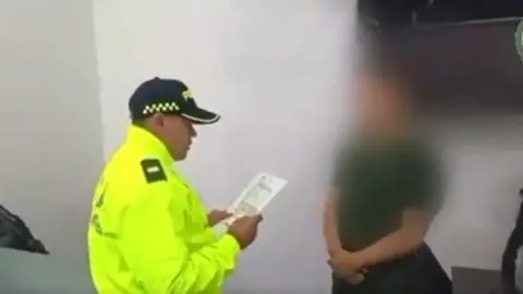 Captura de pantalla del vídeo de uno de los detenidos difundio en X.