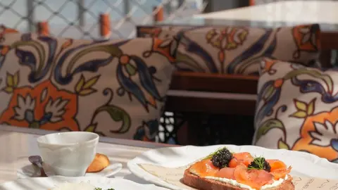 Durante el horario de desayunos, al pedir cualquier plato, Besar ofrece café o té ilimitados. (Cedida)