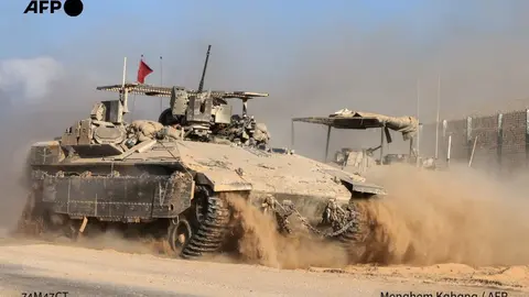 Blindado avanza durante la ofensiva desplegada por Israel contra la Ciudad de Gaza. (@AFPespanol)