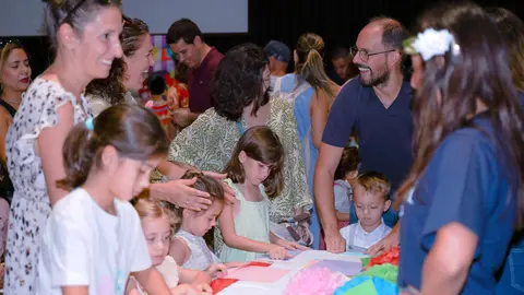 Niños junto a sus familias realizando una manualidad en el stand de España. (Cedida)