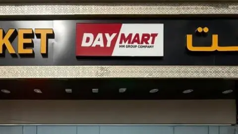 Entrada del supermercado clausurado. (Instagram)