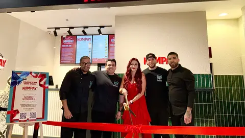 De izquierda a derecha: el chef ejecutivo de KOMPAY, José Mariotti; el fundador Alexis Devis; la embajadora de marca, Anastasiia Kolesnik; el fundador Marcos Fuenmayor; y el manager de
operaciones de Social Distrikt, Elie Sfeir. (EL CORREO)