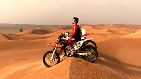 Jacobo Mato, sobre las impresionantes e infinitas dunas de Emiratos Árabes. (EL CORREO)