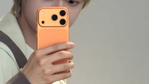 Una usuaria muestra su iPhone 17 en la red social X.