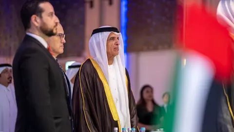 El gobernante de Ras Al Khaimah junto a dos de los embajadores. (WAM)