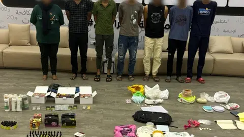 Los detenidos junto a las drogas confiscadas. (Policía de Dubai)