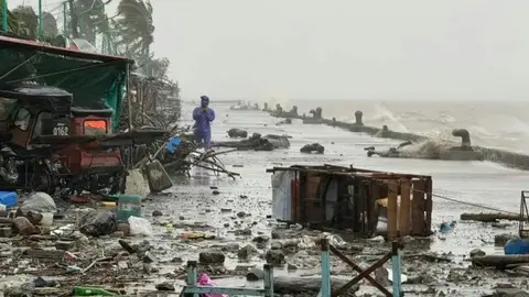 Una imagen de una playa filipina tras el paso del tifón. (Fuente externa)