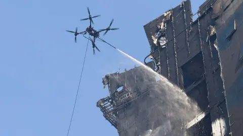Drones combaten el fuego en el edificio de Dubai. (X)