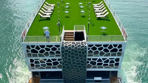 Una perspectiva del yate hotel. (Orchid Overnight Superyacht)