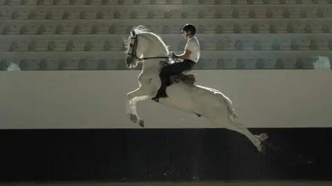 Una imagen de un jinete de la escuela de arte ecuestre de Abu Dhabi. (WAM)