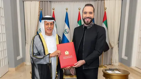 El embajador Salem Alowais, junto al presidente Nayib Bukele. (WAM)