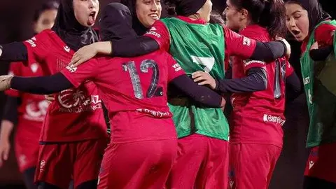 Componentes de la selección afgana femenina de fútbol. (X)